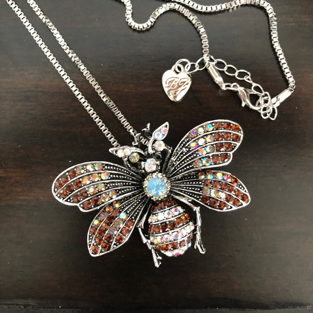 ๐ผ Crystal Honeybee Pendant Necklace - Picture 3 of 6